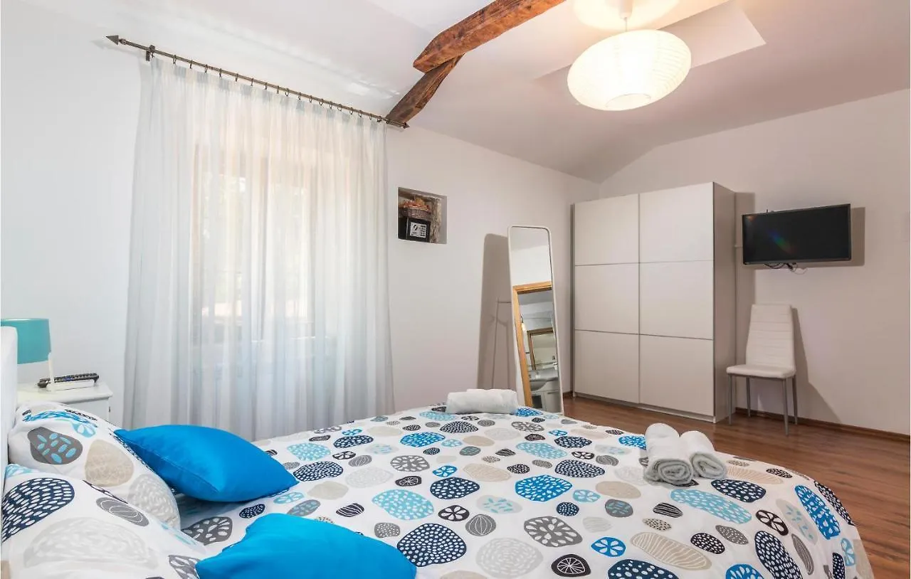 別荘 Awesome Home In Tinjan With Kitchen
