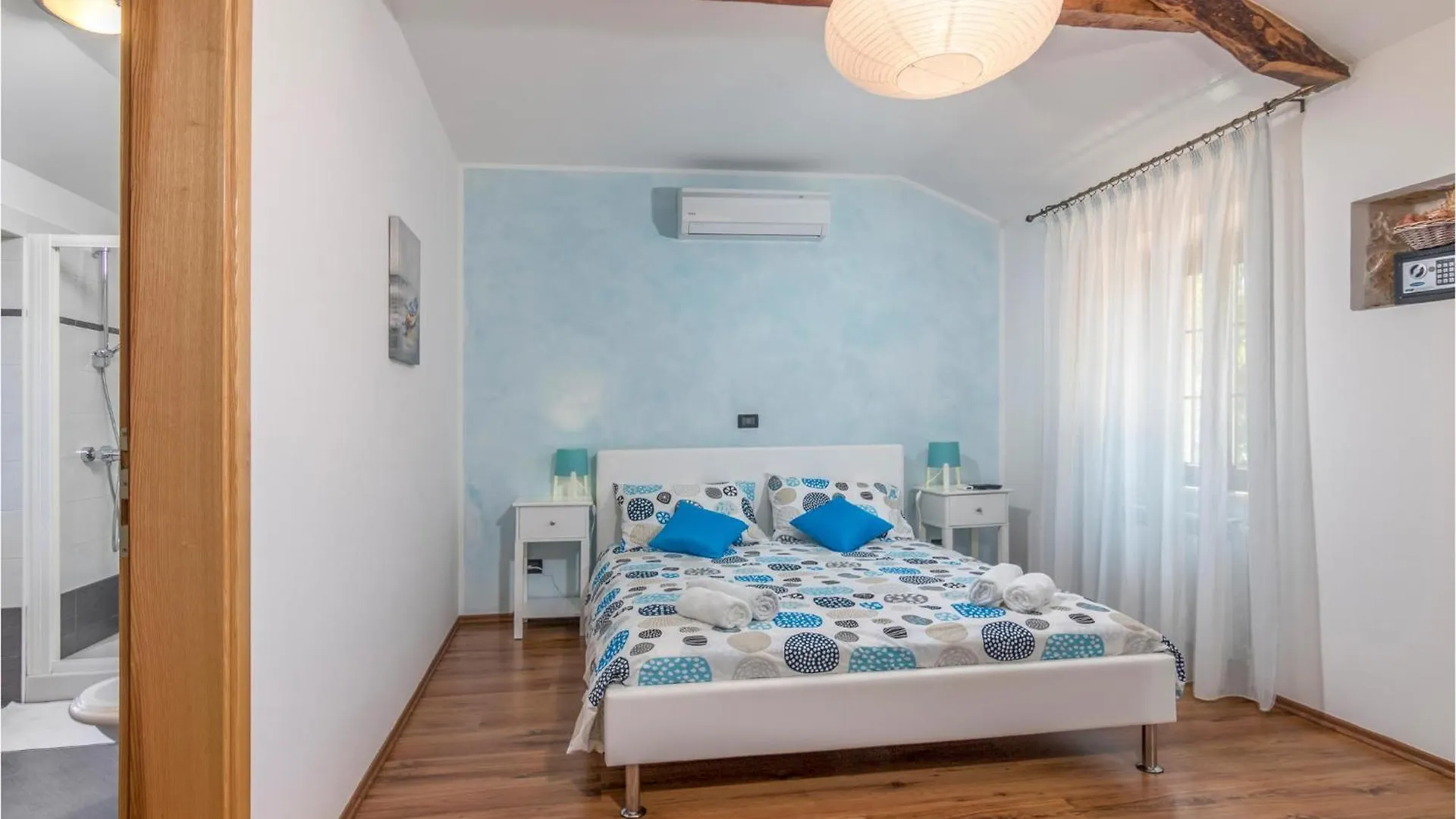 Awesome Home In Tinjan With Kitchen 0*,